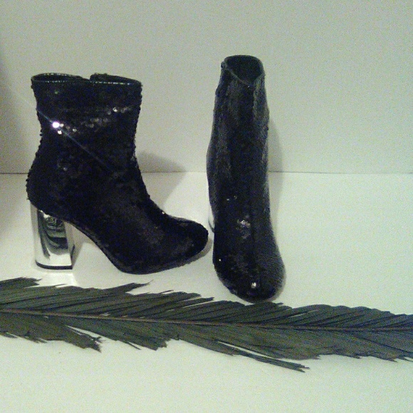 Shoes - Women Boots